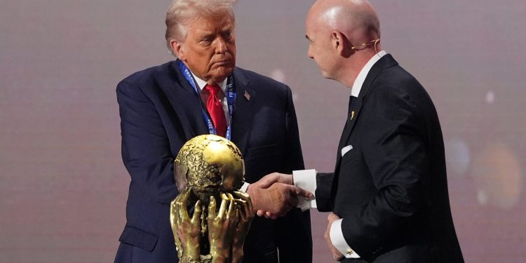 Giải thưởng hòa bình mới của FIFA bị nghi thiên vị Mỹ và ông Trump