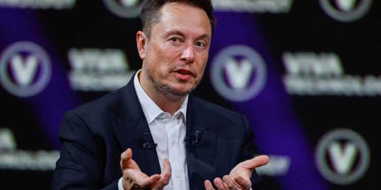 Tỷ phú Elon Musk kêu gọi “giải tán” EU sau án phạt 120 triệu euro