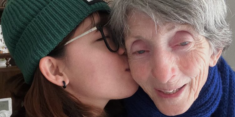 Cô gái Việt tìm thấy “bà ngoại” ở Pháp: Câu chuyện ấm áp gây sốt cộng đồng mạng