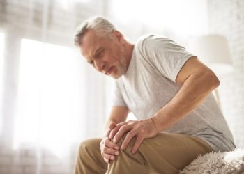 Thời tiết chuyển lạnh khiến đau nhức xương khớp gia tăng: Nguyên nhân và cách phòng ngừa hiệu quả