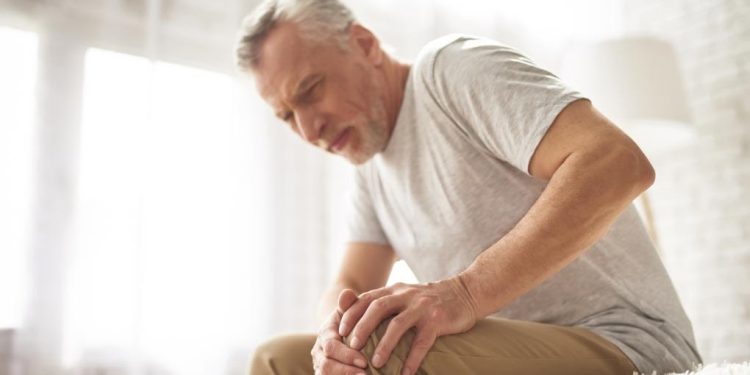 Thời tiết chuyển lạnh khiến đau nhức xương khớp gia tăng: Nguyên nhân và cách phòng ngừa hiệu quả