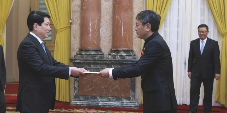 Chủ tịch nước tiếp đại sứ các nước đến trình Quốc thư