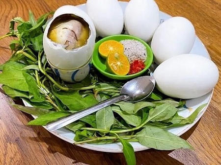 Trứng vịt lộn có thật sự “thần dược”? Bác sĩ chỉ rõ lợi – hại khi ăn