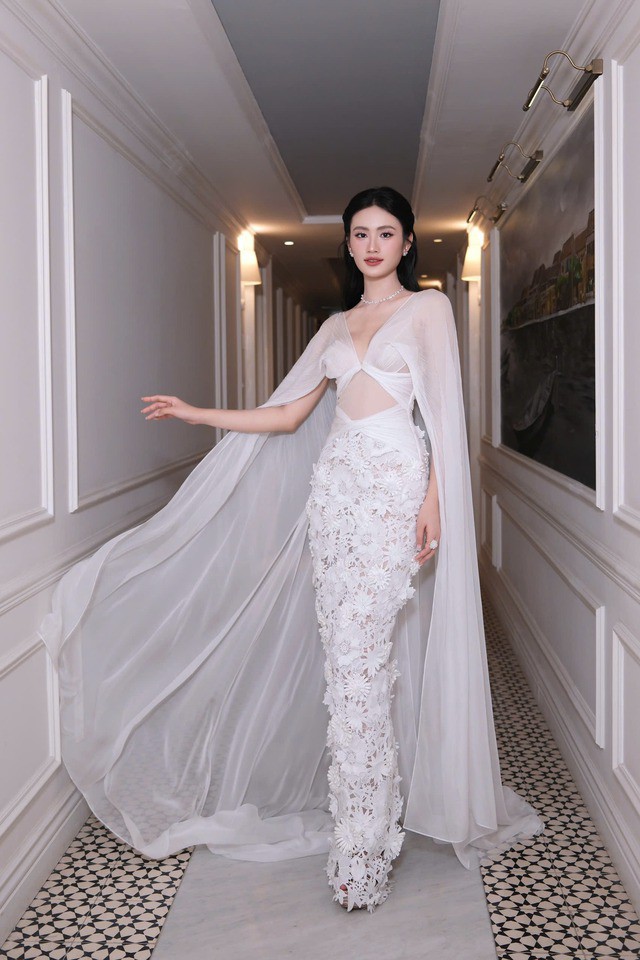 Ý Nhi không chỉ khoe vóc dáng chuẩn mà còn toát lên thần thái chuyên nghiệp, yếu tố quan trọng để nổi bật trong vô số những người đẹp khác.