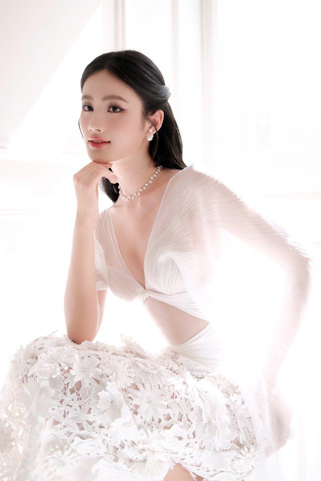 Huỳnh Trần Ý Nhi đăng quang hoa hậu Miss World Vietnam 2023, thời điểm đó Ý Nhi sở hữu nhan sắc và chiều cao 1m75, có số đo ba vòng 79-59-89 cm.