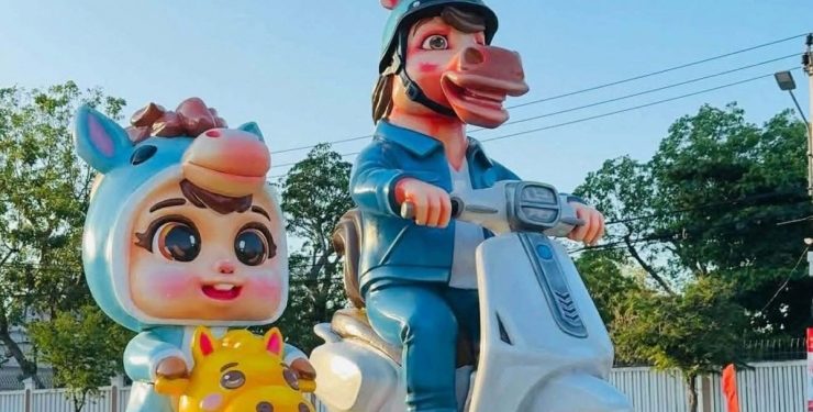 Linh vật ngựa “hệ chill” tại Quy Nhơn gây bão mạng xã hội: Khi sự uy nghi nhường chỗ cho vẻ đáng yêu