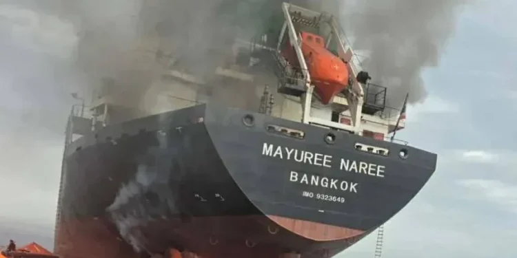 Eo biển Hormuz “dậy sóng”: Iran tấn công loạt tàu thương mại, quốc tế báo động đỏ
