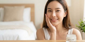 Mụn trứng cá: Đừng để những thói quen “vô hại” tàn phá làn da của bạn