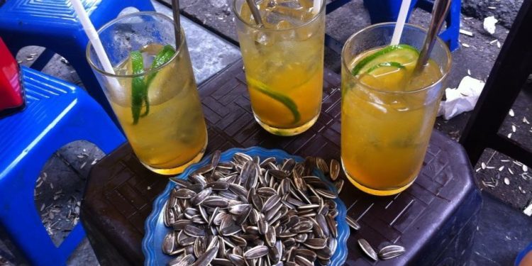Đá viên, trà đá, nước mía vỉa hè mùa nắng nóng: Cảnh báo nguy cơ gây tiêu chảy dịp nghỉ lễ