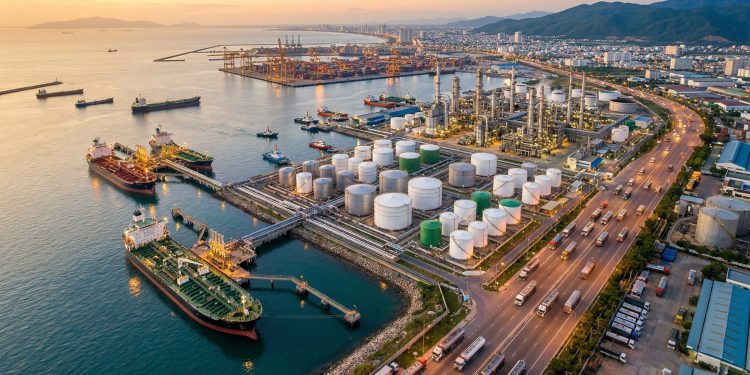 Nhập khẩu xăng dầu quý I tăng mạnh: Việt Nam nỗ lực bình ổn giá giữa “bão” năng lượng