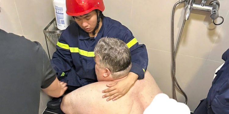 Cuộc giải cứu “nghẹt thở” nam du khách 300kg mắc kẹt trong phòng tắm tại Đà Nẵng