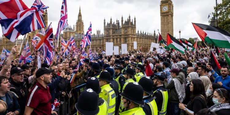 Hàng chục nghìn người biểu tình tại London, Thủ tướng Anh Keir Starmer đối mặt áp lực chính trị gia tăng