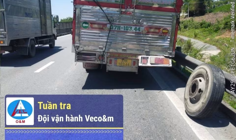 CSGT CẢNH BÁO NGUY CƠ NỔ LỐP XE TRÊN CAO TỐC MÙA NẮNG NÓNG: CHỈ MỘT SỰ CỐ NHỎ CŨNG CÓ THỂ GÂY TAI NẠN NGHIÊM TRỌNG